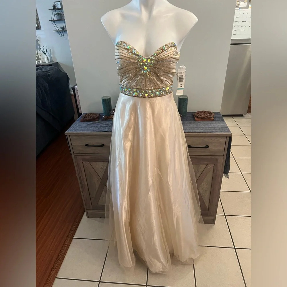 NWT Jump Apparel strapless prom dress